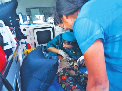 小生生被救出后立即送上救護(hù)車(chē) 小生生被救出后立即送上救護(hù)車(chē)