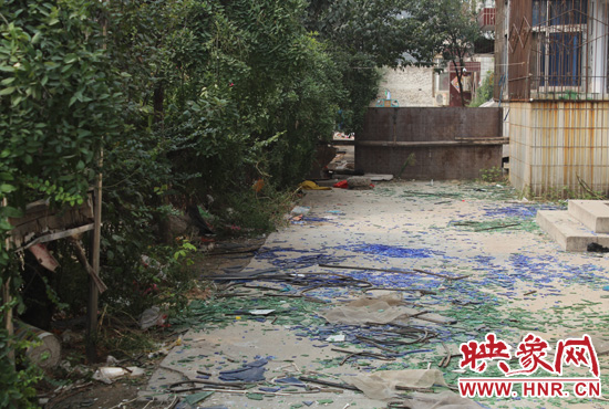 社區(qū)內(nèi)已是狼藉一片。