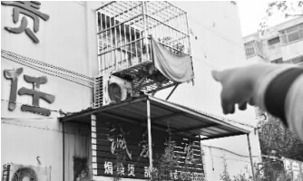 發(fā)生矛盾的一二樓鄰居，喇叭就安裝在二樓窗口。