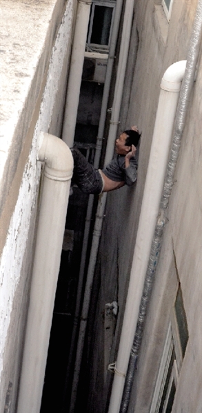 就在民警緊急施救時，他從兩樓之間摔下。