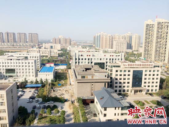 一座4層的建筑樓頂蓋上了四合院。