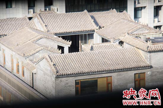 這座建筑里面的裝修奢華考究，門(mén)窗和吊頂均為紅木。