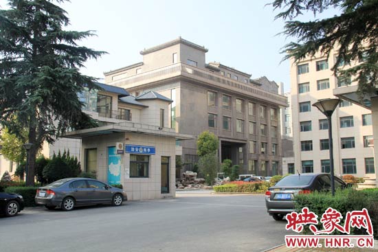 據(jù)這座建筑的一名工作人員稱(chēng)，整座建筑為海龍集團(tuán)所有，房屋建成之后用作公司紅木家具展示。