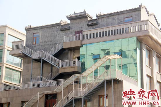 這座建筑的背面，已建好步梯。