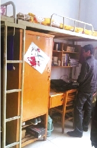 家人拍攝的孫慧博宿舍高低床照片。