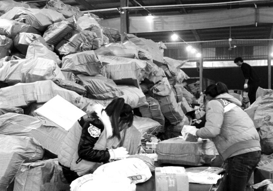 “雙十一”過后快遞業(yè)迎來投遞高峰，鄭州一家快遞公司網(wǎng)點內(nèi)，快遞堆積如山，分揀員24小時不間斷工作