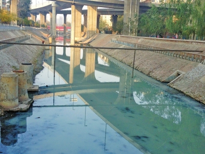 河東側的污水管道正向河里排污水 河東側的污水管道正向河里排污水