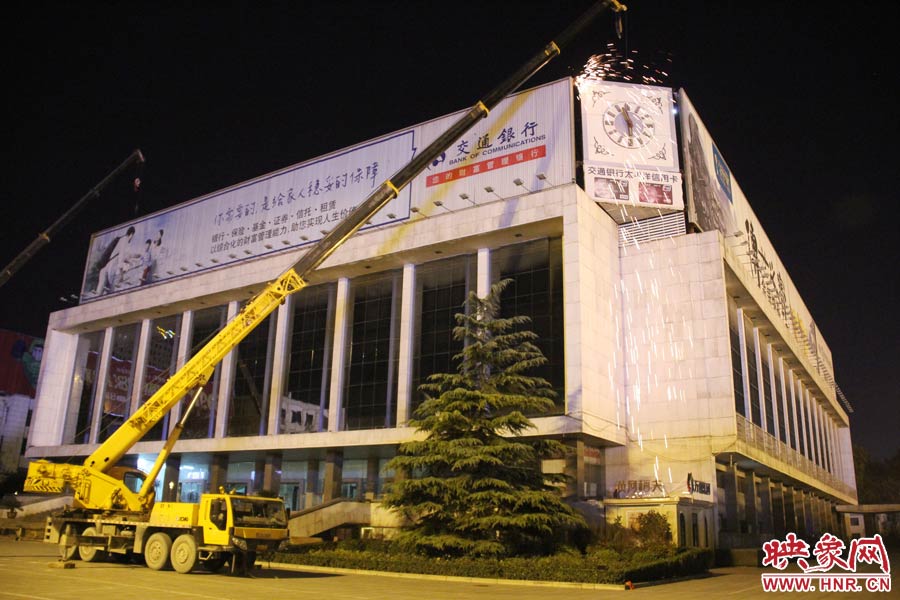 21點(diǎn)50分，切割機(jī)開始對中間最小的一塊牌進(jìn)行切割。頂著“呼呼”的寒風(fēng)，巨大廣告牌上火花四濺。