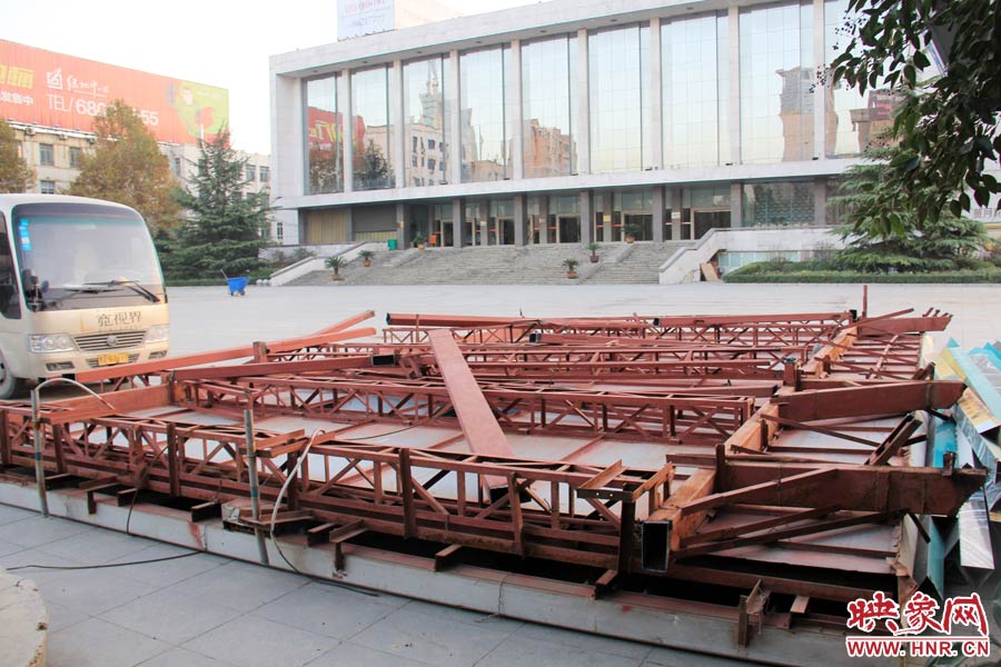 受天氣影響，拆除工作暫時(shí)中止。