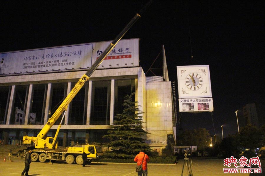 23點(diǎn)左右，位于樓頂東南角的第一塊牌被卸掉。