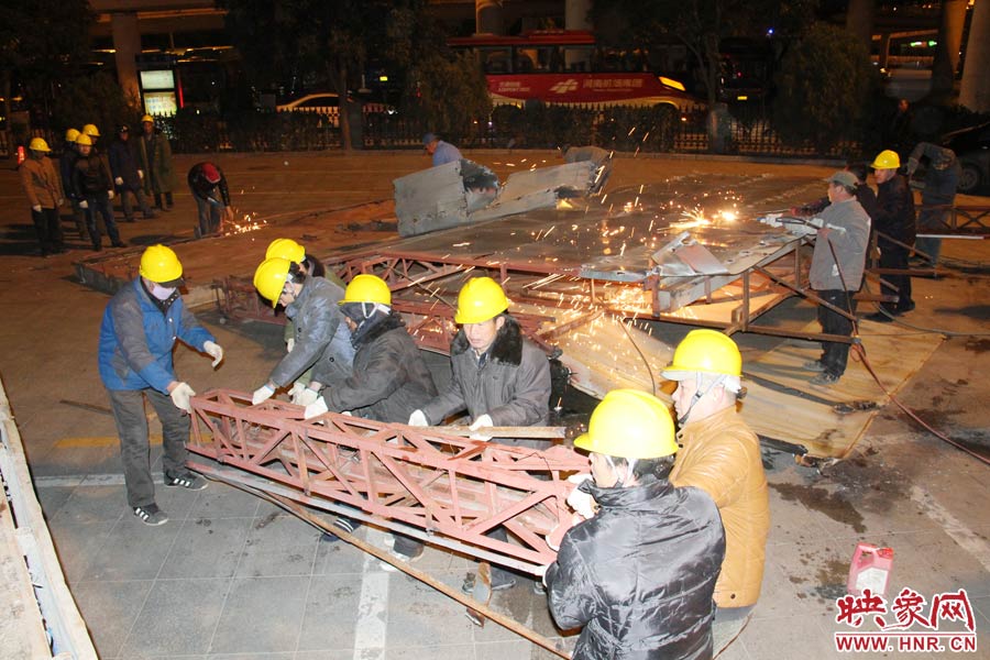 工人們揮動(dòng)鐵錘，加快拆除進(jìn)度。