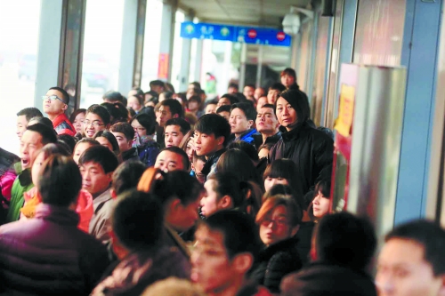 早高峰期,很多上班族在此換乘 早高峰期,很多上班族在此換乘