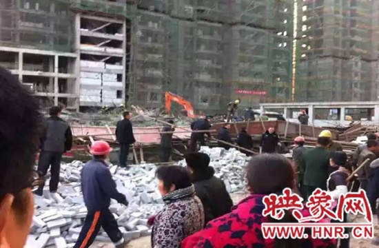 圖為事故現(xiàn)場情況，當?shù)厝罕姽﹫D。