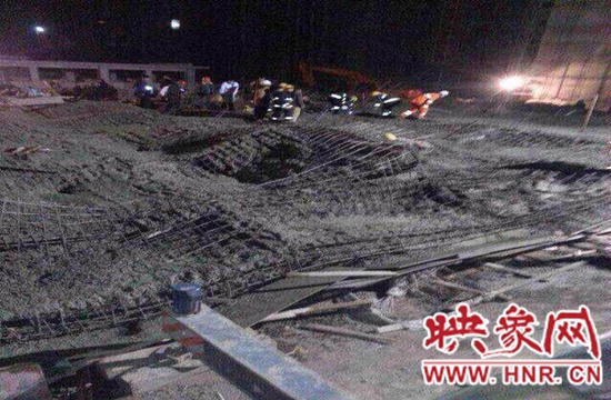 圖為事故現(xiàn)場情況，當?shù)厝罕姽﹫D。