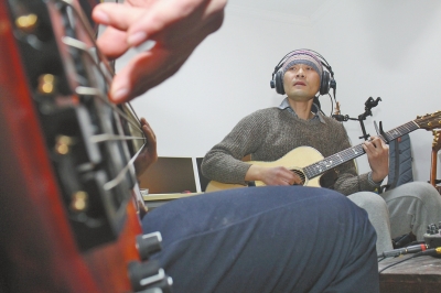 抱著吉他撥弄琴弦，子芙唱著自己的音樂。