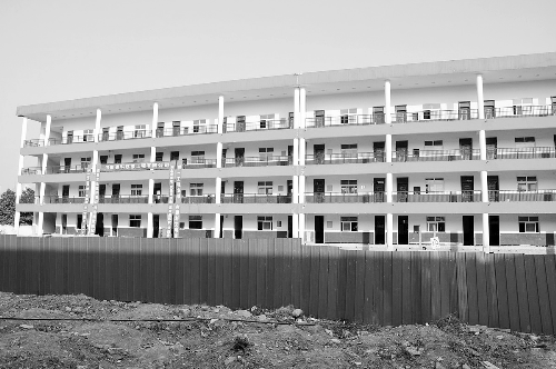 被平移的教學(xué)樓有四層，總重達(dá)6000多噸