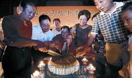 2008年9月14日，老鄰居們?yōu)楦咝潞Ｅe辦中秋賞月會(huì) 井勇/供圖