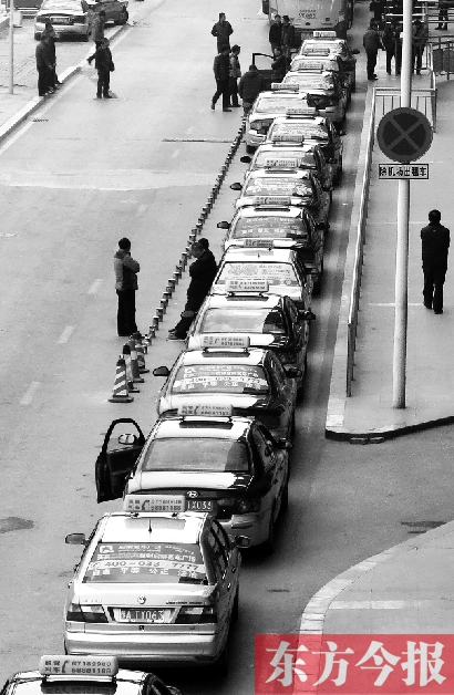 機(jī)場出租車等客區(qū)，停放的大部分都是藍(lán)色出租車