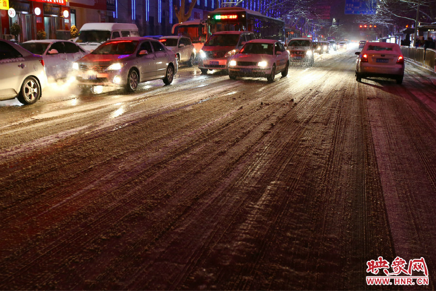 夜晚的雪路給出行的人們?cè)黾恿死щy。