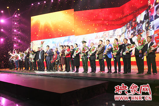 10位獲獎(jiǎng)?wù)吆?個(gè)愛心集體合影。