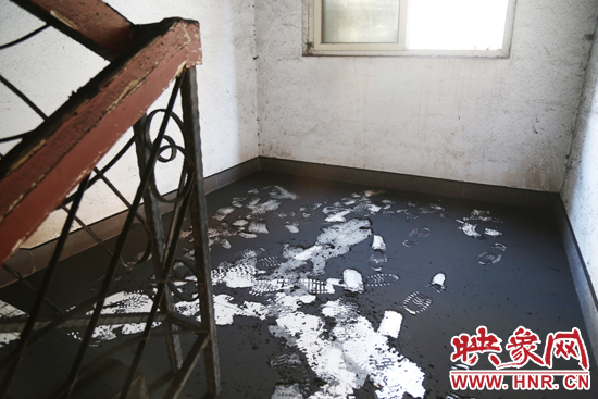 一樓到六樓的樓道內(nèi)都是黑色的煙塵。