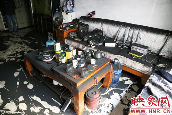 一樓住戶的家中到處都是黑煙灰兒，無法居住。