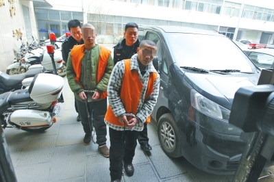 倆刑釋男子，冒充“富二代”，微信搜附近的人，專(zhuān)搶出入娛樂(lè)場(chǎng)所女性