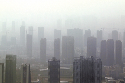 霧霾治理，任重道遠(yuǎn)。記者 洪波攝