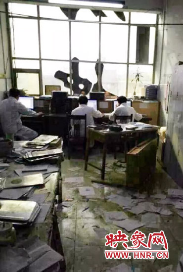 醫(yī)院辦公室內(nèi)病人病歷被扔了一地。（圖片來自網(wǎng)絡(luò)）