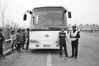 男子套牌搞客運(yùn)在河南超載被查:撿個駕照換上自己照片 男子套牌搞客運(yùn)在河南超載被查:撿個駕照換上自己照片