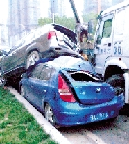 連環(huán)事故現(xiàn)場(chǎng) 連環(huán)事故現(xiàn)場(chǎng)