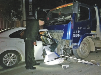 鄭州一司機(jī)酒駕逆行釀車禍 車體三分之一鉆入卡車下 鄭州一司機(jī)酒駕逆行釀車禍 車體三分之一鉆入卡車下