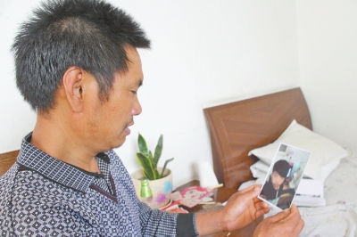 46歲的山村農(nóng)民祁振崗在失去兒子的同時(shí)，又陷入了“沒錢帶兒子回家”的揪心之痛中。