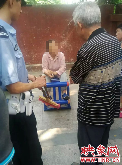 老太當時坐在健身器材上做仰臥起坐，說環(huán)衛(wèi)工人影響她鍛煉身體了，便開始謾罵環(huán)衛(wèi)工人。