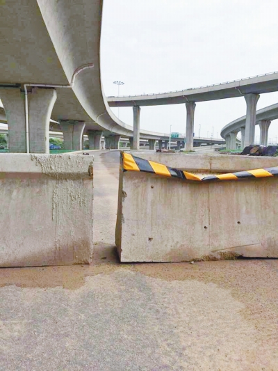  京廣快速路北延地面道路北三環(huán)入口處，一排石墩擋道，不讓入內(nèi)。