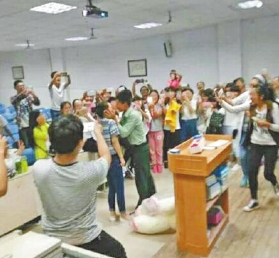 教官眾目之下親吻女生網(wǎng)絡(luò)圖片 教官眾目之下親吻女生網(wǎng)絡(luò)圖片