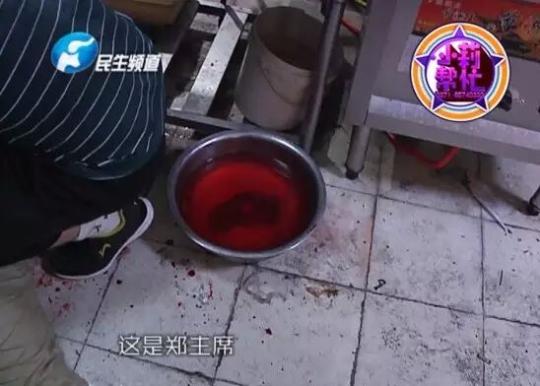 老板竟突然在廚房內(nèi)割腕自殺!發(fā)現(xiàn)意外情況后，小莉趕緊對傷者進行包扎，并撥打了120急救電話。