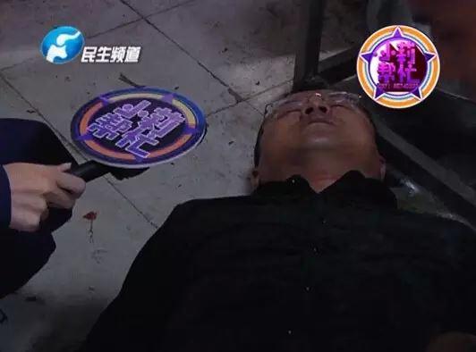 老板竟突然在廚房內(nèi)割腕自殺!發(fā)現(xiàn)意外情況后，小莉趕緊對傷者進行包扎，并撥打了120急救電話。