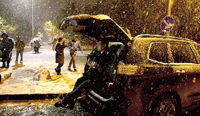 彈琴?gòu)椀绞种付紱](méi)知覺(jué)了，還在一首又一首地唱。