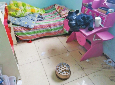 在理發(fā)店死者居住的臥室內(nèi)，地上放有一個大煤球。