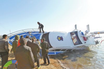 鄭州龍湖1號巡邏艇被凍爛沉船龍湖 兩時撈出沉船 鄭州龍湖1號巡邏艇被凍爛沉船龍湖 兩時撈出沉船