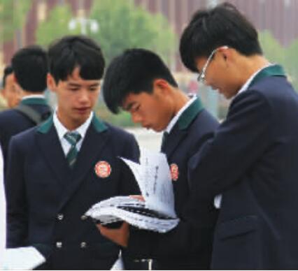 女生短裙男生西裝 鄭州一大學(xué)猛一看像韓劇片場(chǎng) 女生短裙男生西裝 鄭州一大學(xué)猛一看像韓劇片場(chǎng)