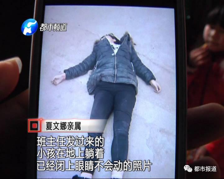 得知孩子沒去上學(xué)，家人擔(dān)心孩子發(fā)生意外，于是趕快報了警。讓人沒想到的是，剛報完警，家人收到了老師發(fā)來的照片。