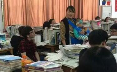 濟(jì)源老師背著5個(gè)月大寶寶上課 事后卻稱(chēng)后悔