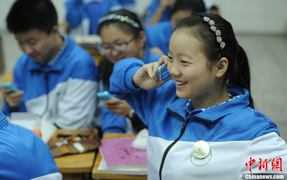 圖為一同學(xué)正在試手機(jī)的通話(huà)功能。