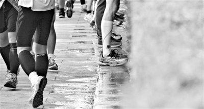 昨日，2013年北京馬拉松，因流動(dòng)廁所和公廁有限，很多選手都“就地解決”，地面上“水”流成河。