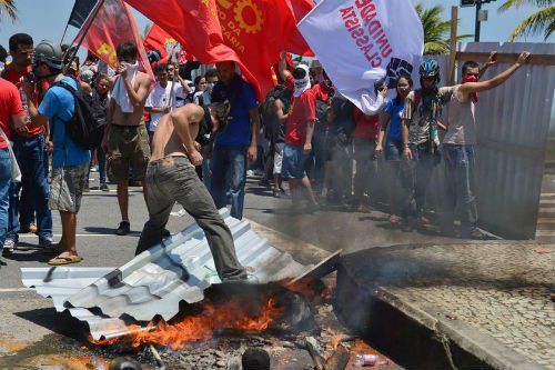當?shù)貢r間10月21日，巴西里約熱內(nèi)盧近海一座油田舉行開采權(quán)競標，引發(fā)示威者抗議，與負責安保的大量配槍巡邏士兵發(fā)生沖突。 CFP