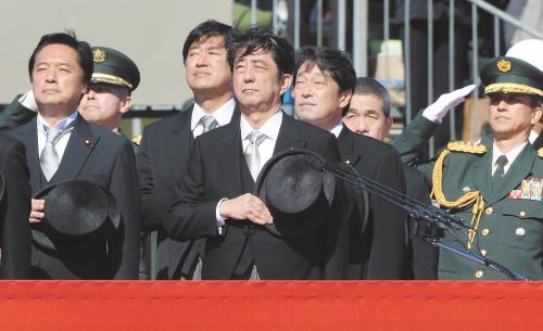 　27日上午，日本首相安倍晉三在琦玉縣的自衛(wèi)隊(duì)朝霞訓(xùn)練場(chǎng)出席陸上自衛(wèi)隊(duì)年度閱兵式