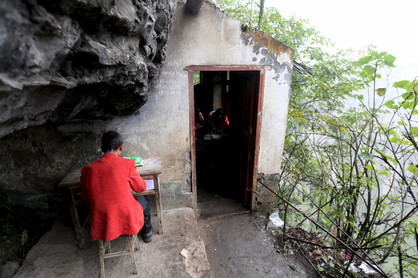 左邊是絕壁，右邊是懸崖，這樣一個讓人“倒吸涼氣”的地方，卻是袁老師的“辦公室”。