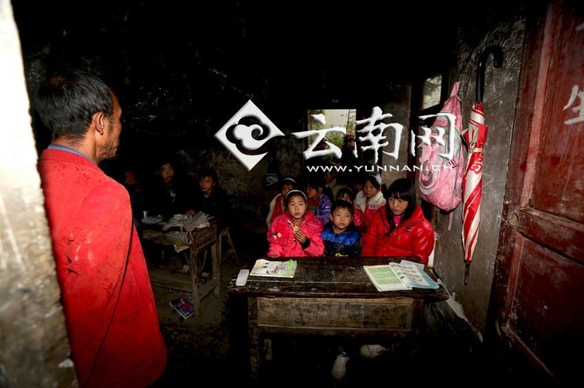 小學(xué)里只有兩個班，大點的孩子無法升入高年級，只得從一年級再讀起，就像復(fù)讀機。